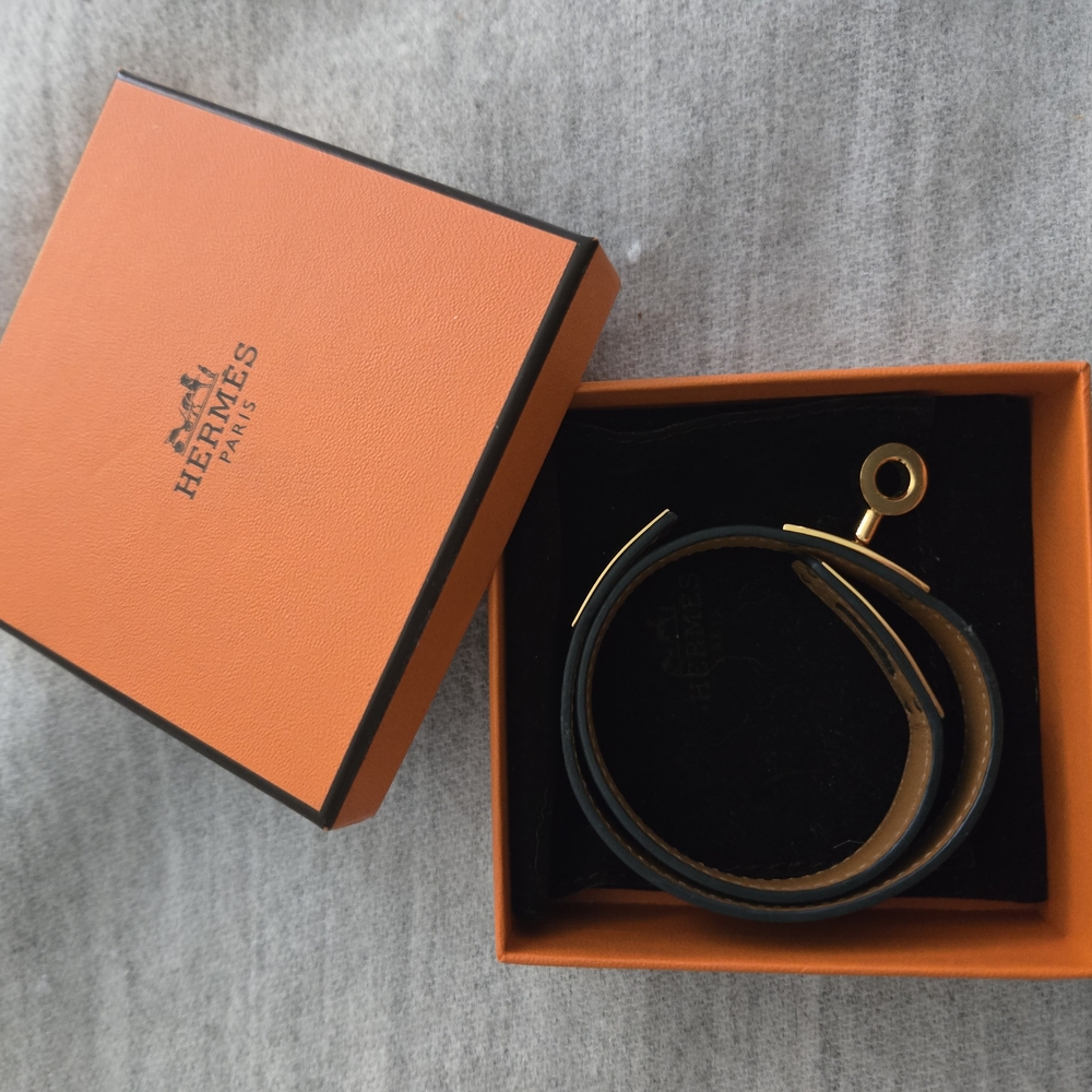 Hermès Black Leather Kelly Bracelet with Gold Hardware - Picture 3 of 4